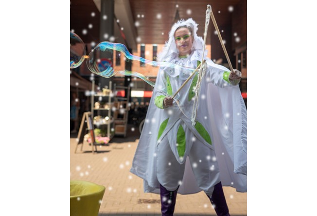 winter straattheater: zeepbellen elf